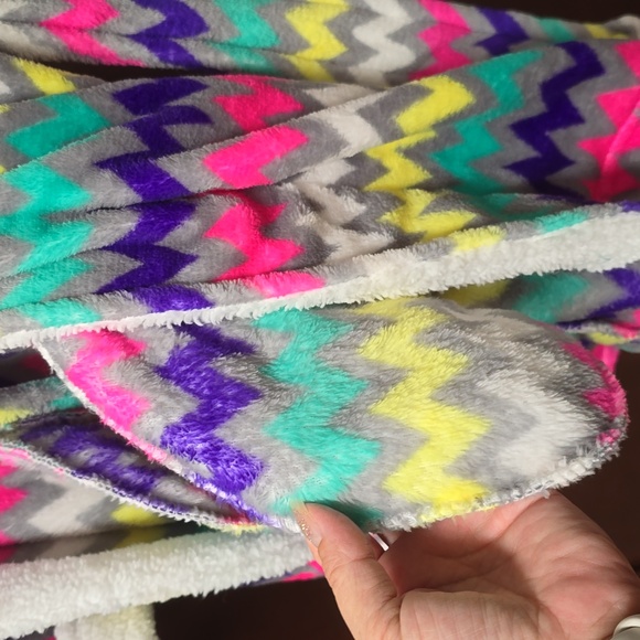 Super Warm & Soft Mid Length Hooded Robe With Pockets & Belt - Picture 4 of 6